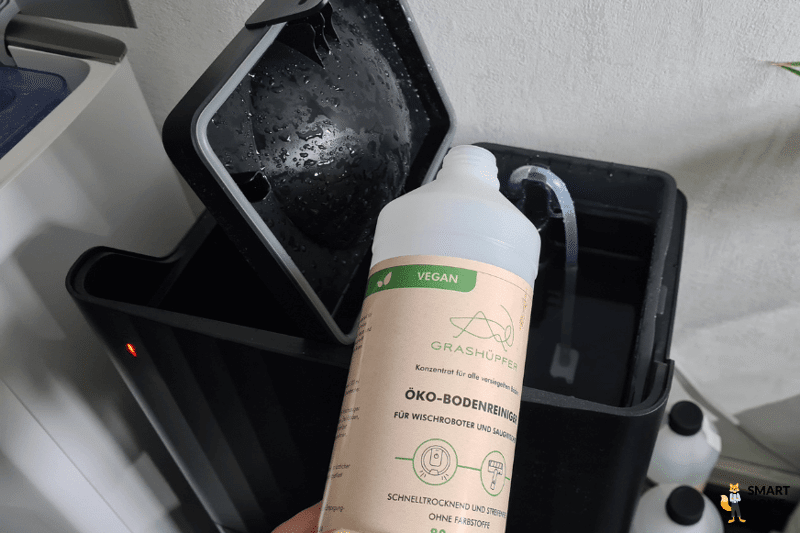 Reinigungsmittel für den Roborock Saug-Wisch-Roboter wird in der Station eingefüllt.